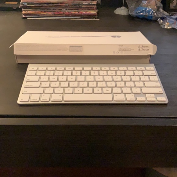 Like new apple wireless keyboard for iPad or tablet